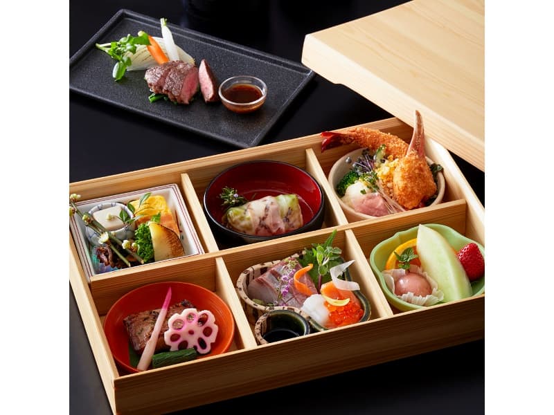 ■お弁当スタイル②
料理サービス時のホテルスタッフとお客様との接触機会を極限まで減らした食事スタイル。提供するタイミングも宴席内容にあわせて臨機応変に対応いたします。（新型コロナ感染症対策）