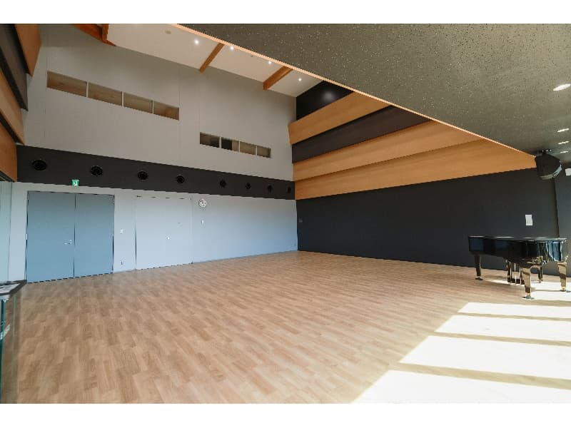 音楽室（1F）：1部屋
定員：45名　面積：111.32㎡　鏡張り壁1面
会議室としても利用可能