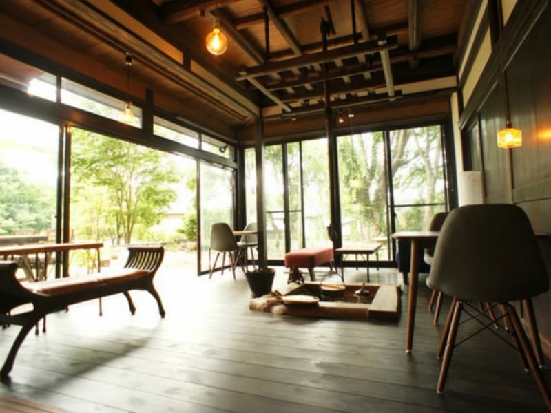 お洒落で歴史を感じる店内
47席(屋内27席 / ウッドデッキ20席)
着席時 ：30人　立食時 ：40人
