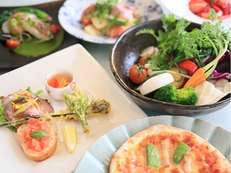 石窯から出されたばかりのアツアツピザを目の前で。釜焼きならではの香ばしさが宴会を盛り上げます。
