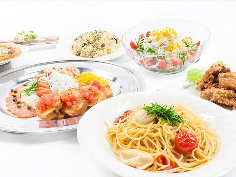 季節ごとの旬素材で作られるシェフこだわりの美味秀逸なパーティメニュー。その味わいを深めてくれるドリンクも多数ご用意。
親しみやすいブッフェスタイルと安定のオンテーブルスタイルなど、メニュー等へのご要望等も承りますのでお気軽にお問合せください。