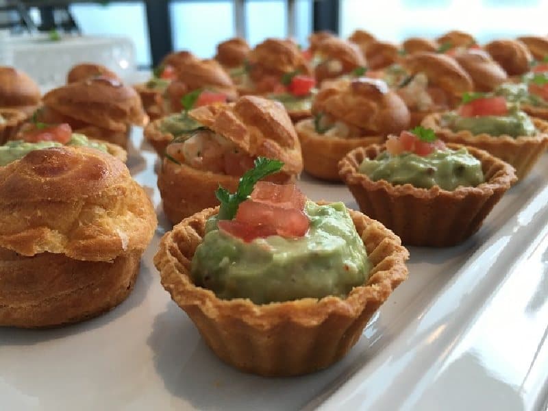 料理には定評のある式場で見た目でも楽しめる料理メニューは季節の食材を盛り込んだ内容でお客様に合わせてご提案致します。