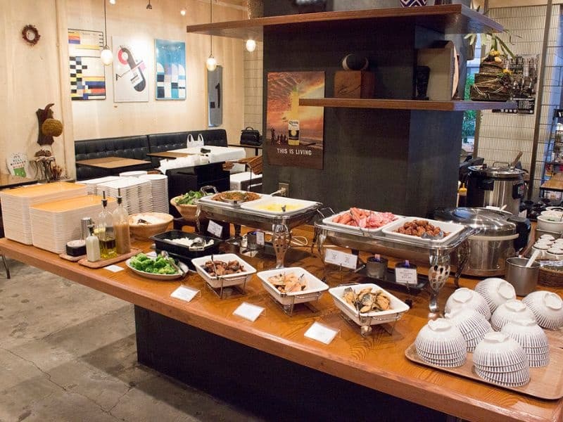 朝食ビュッフェ：店内にあるバイキング台には、和洋食共にお楽しみいただけるビュッフェ形式の朝食をご用意しております。
