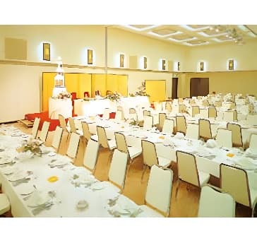 【大宴会場】山茶花（さざんか）
2Fに位置する、都市型多目的ホールの大宴会場です。350㎡の会場は、正餐280名・立食700名・シアター形式500名まで対応可能。大規模パーティーやセミナー、会議、講習会など幅広いシーンにご利用いただけます。