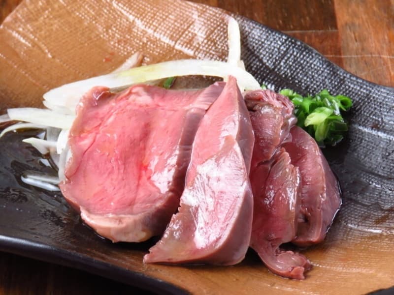 「ハツ刺し」
低温調理の肉刺しをオリーブオイルで！