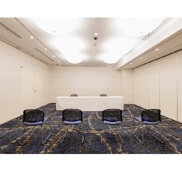 最大シアター型で４８名収容可能です。

お客様の用途に合わせてレイアウトさせていただきます。

「会議・研修・セミナー・展示会・パーティー等」様々なニーズに合わせてご利用いただけます。