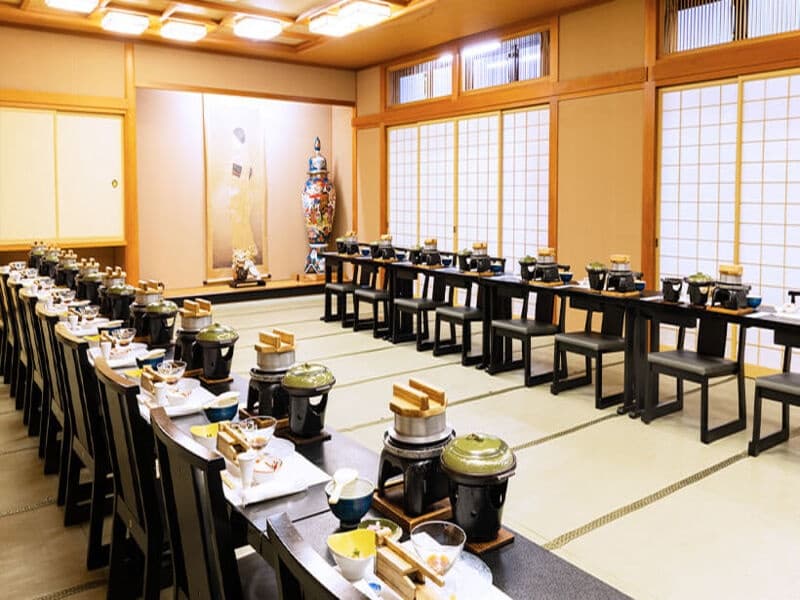 【宴会場】
様々な用途（忘年会、新年会など）にご利用いただける宴会場です。
こころやすい方々との楽しい時間をお過ごしください。


