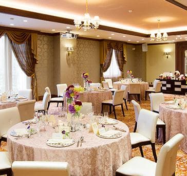 ■桜の間
立食：80名様/着席：50名様
若宮の杜を望むバルコニー付の会場です。