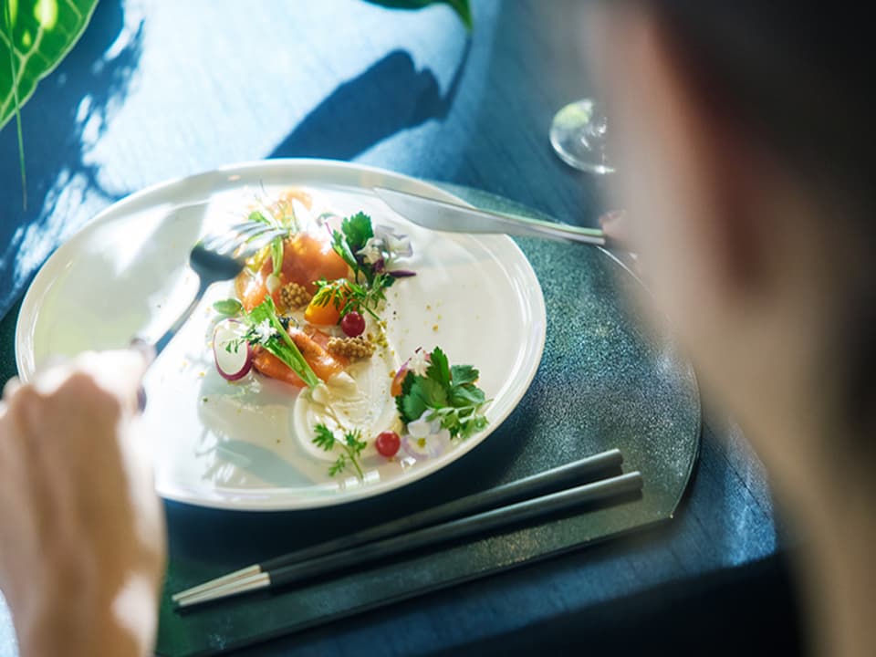 【コース料理イメージ】
日本の土地が育む和の食材と、華やかなフレンチを融合させた至極の料理。
馴染み深く、それでいて新鮮な驚きと発見に満ちた料理の世界観は、
世代を問わず愛されゲストの記憶に残るおもてなしに。
