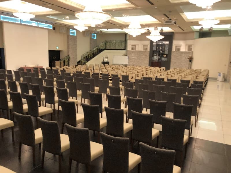 大宴会場フィガロ】
華やかな演出からムービングプロジェクターを駆使した光と映像と音の演出等、目的に合わせて空間をお楽しみいただけます。大規模なイベントにお勧めです。