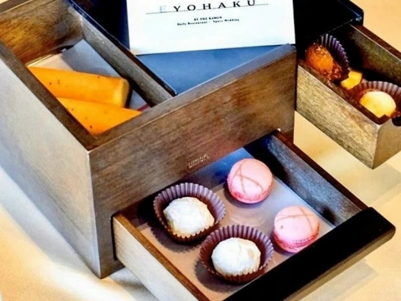 EYOHAKUのロゴが入った木箱に、可愛らしいスイーツが丁寧に詰め合わせられた特別なギフト。大切な方への贈り物にもぴったりです。