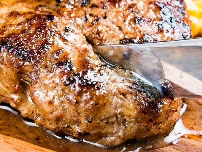 厳選肉を使用したシェフこだわりの一品、肉汁あふれる鉄板ハンバーグ