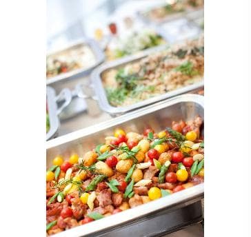 ビュッフェだって手を抜きません！腕に磨きをかけたシェフが前菜から温かい料理まで丹精込めて提供しています。2次会から企業のパーティまで対応可能ですのでプランナーへご相談下さい！
