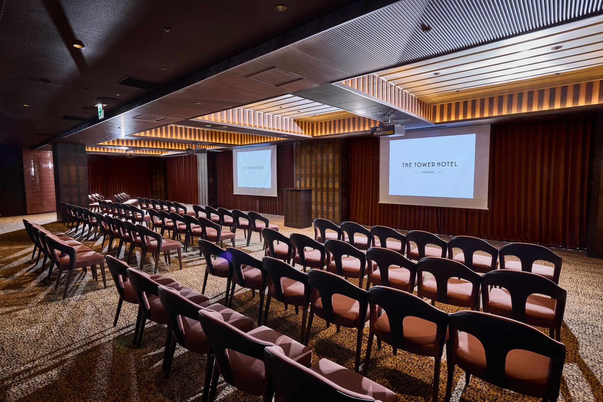 セミナーや講演会、会議が可能
シアター100名まで可能
ワイヤレスマイク4本、有線マイク2本
スクリーン、プロジェクター完備