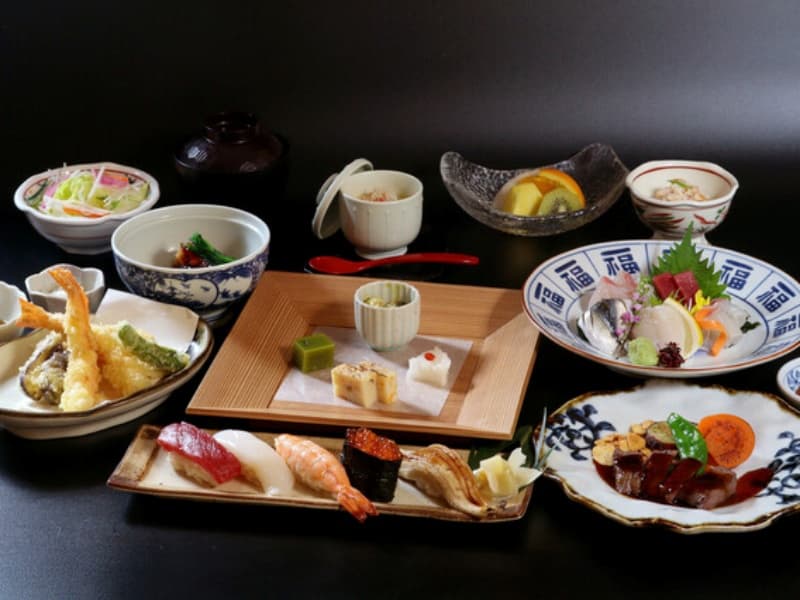 シックな器が引き立てる季節の逸品、洗練された和の御膳。接待や会食など、上質なシーンにも最適