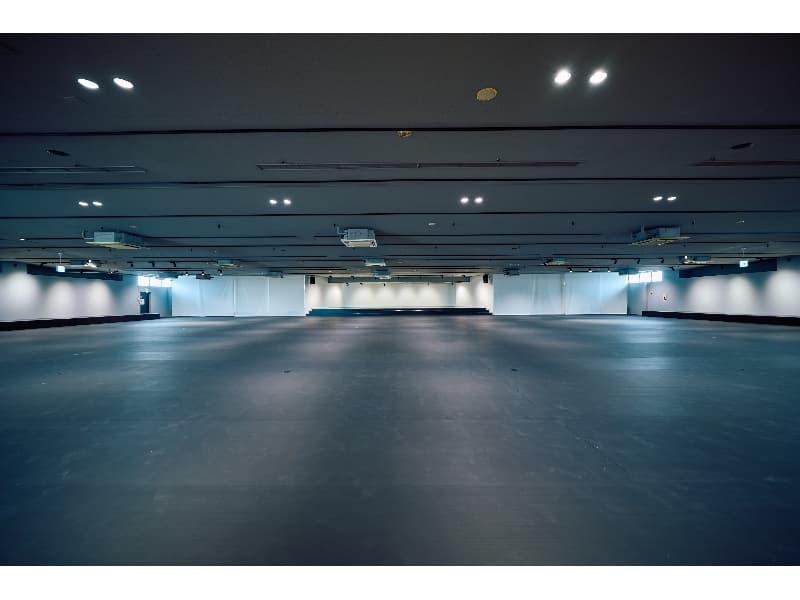 メインフロアは750㎡、天井高さ3.2m。
