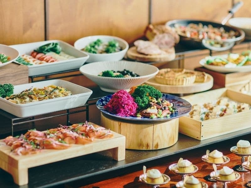 ブッフェ料理は4,400円～11,000円まで4コースご用意しています。