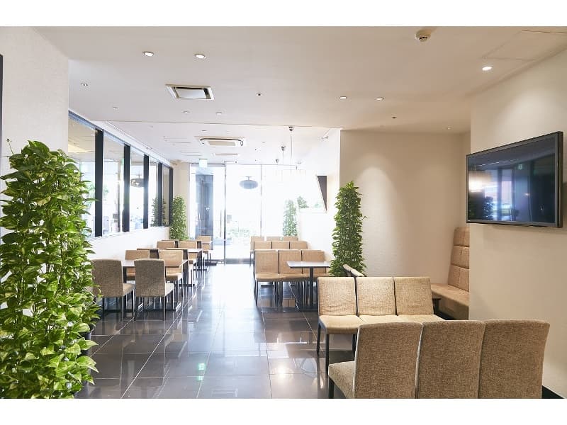 館内には待合室も完備。仕事終わりの待ち合わせもゆったりと過ごしていただける。