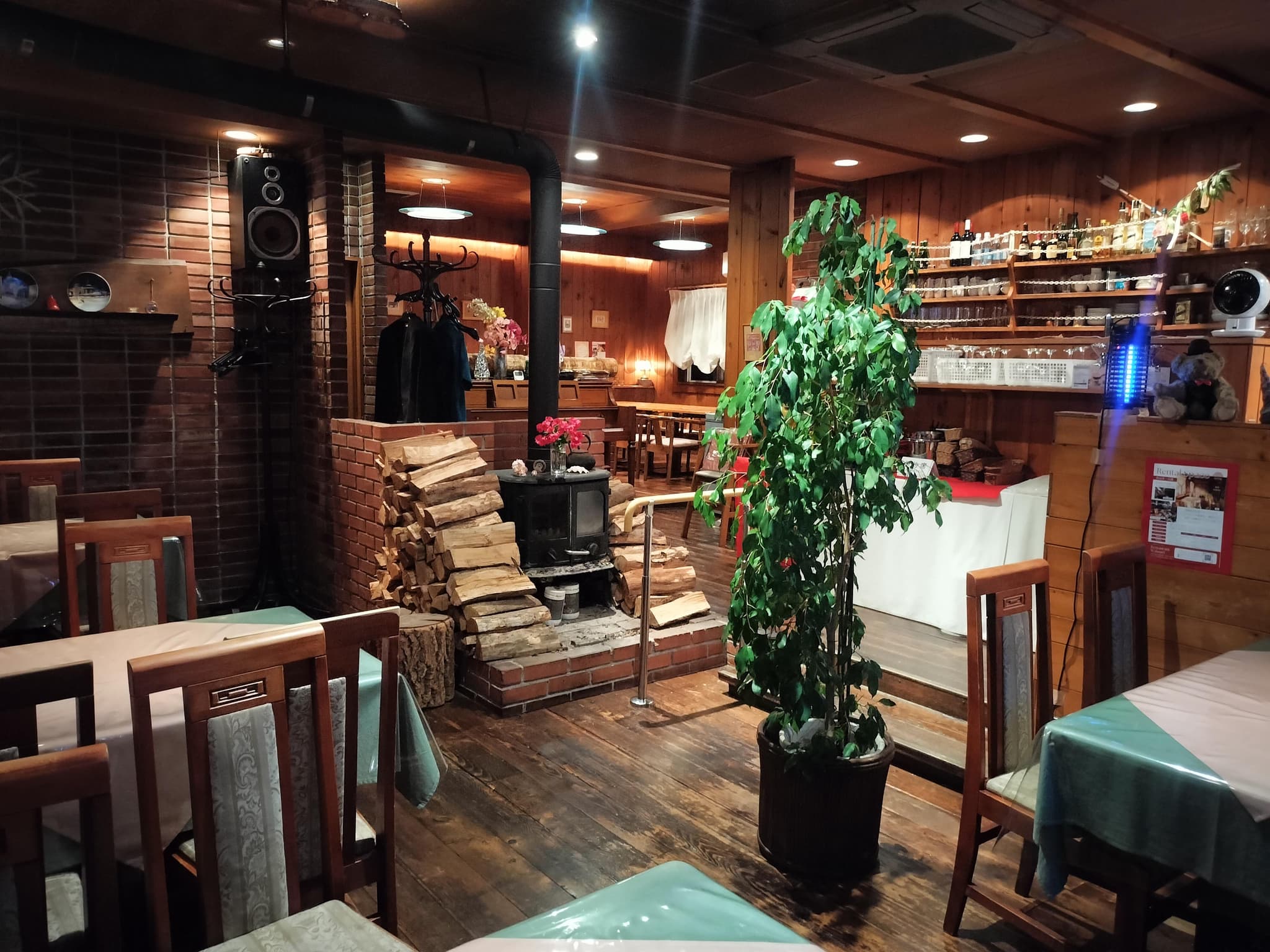 落ち着いて北欧の雰囲気の店内