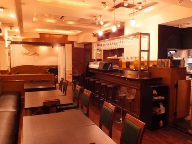 豊富なワインとドリンクが並ぶバーカウンターを完備。自然派ワインをはじめスパークリング含む飲み放題プランで、贅沢なご宴会を演出します。