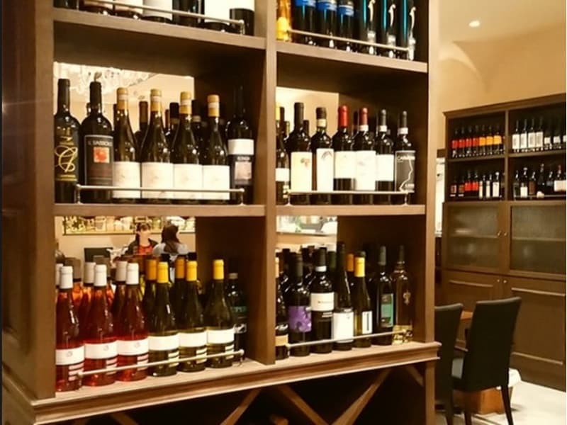 酒蔵をイメージした店内