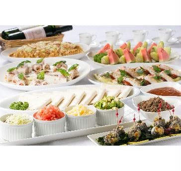 夏お料理イメージ　洋食大皿プラン例　11000円~（税込）お飲み物付
ラタトゥイユ入りイベイコ豚のロール、サザエの冷製オニオンビネグレット、メバルのポワレとスキャンピのグラッセ・マリナラソース、メキシカン風タコスホットチリソース、四川風ガーリックライス