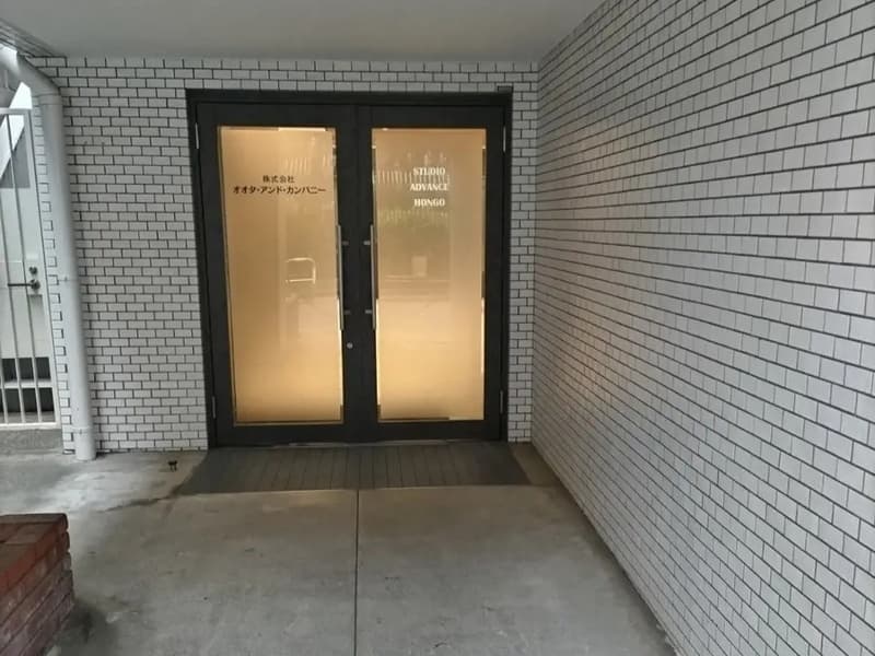 会議室入口（道路から少し奥まった所に入口があります）