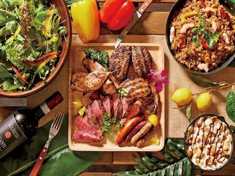 【お食事：本格BBQプラン】
メインのお肉は肉厚のステーキ肉でご用意。
BBQのスパイスに合うジャンバラヤやお口直しのデザートまで。
また、BBQサポートスタッフがお手伝いいたします。
船上のBBQは、さらなる特別感を与えます。
いずれのプランも飲み放題を含みます。

〜本格BBQプラン〜
・本格BBQゴールドプラン
・本格BBQシルバープラン