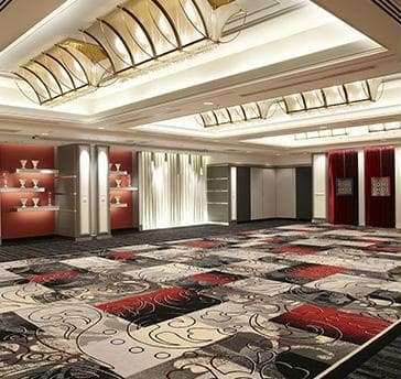 赤いバラのアクセントが特徴の｢ローズルーム｣は、ブライダルをはじめ、パーティから会議まで様々なシーンにご利用いただけるスタイリッシュな宴会場です。