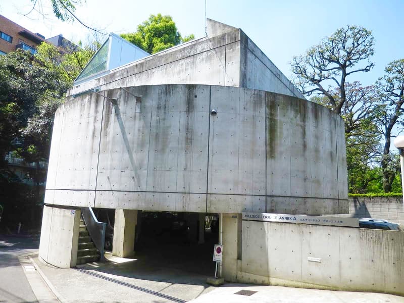 代官山駅歩3分。円形のコンクリート打ちっぱなしのデザインが特徴の、1棟まるごと使えるスペース