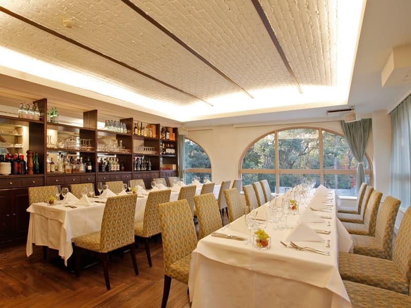 【店内】
パーティールーム　最大人数会食32名　立食40名
大きな窓から自然光の入るパーティールームは明るい陽を浴びて開放感に満ち溢れる上質な空間