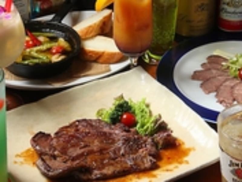 リブステーキやアヒージョがコース料理で楽しめる