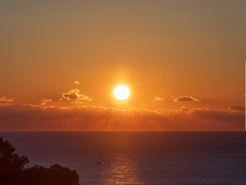 海に沈む夕日が美しく、空と水面が黄金色に染まる幻想的なひとときです。
