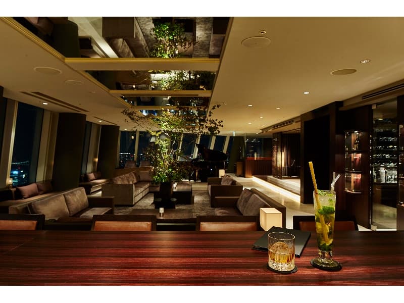 【The BAR】
着席:40名　立食:60名
レインボーブリッジや視界いっぱいに広がるゴージャスな東京の夜景。大人だけの時間をこの贅沢な空間でお過ごし下さい。