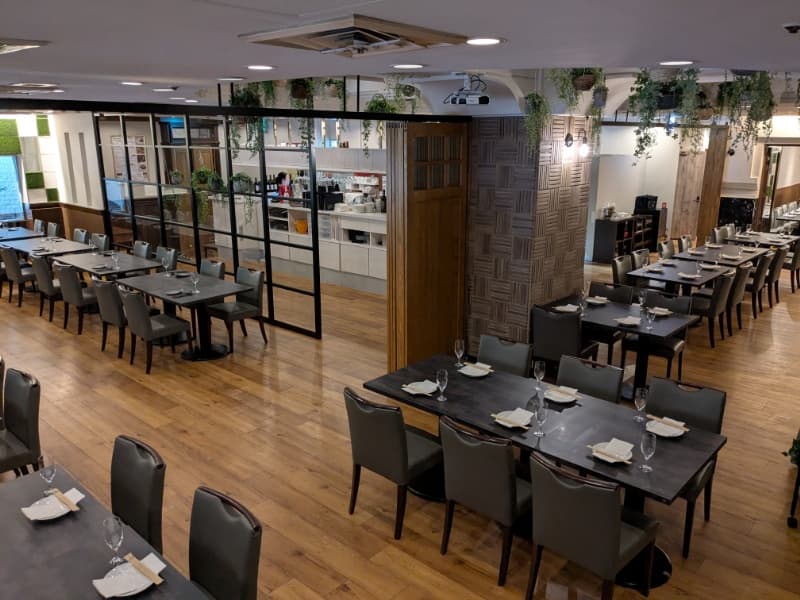 会場中央からの写真
個室除いた部分【着席100名/半立食110名】