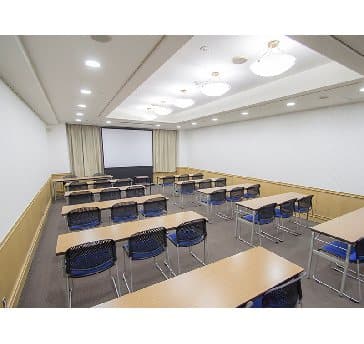 最大シアター型で７０名収容可能です。

お客様の用途に合わせてレイアウトさせていただきます。

「会議・研修・セミナー・展示会・パーティー等」、様々なニーズに合わせてご利用いただけます。