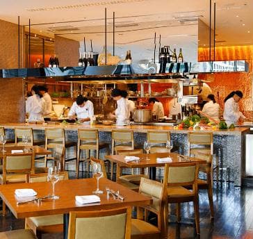 ライブ感溢れるオープンキッチンを眺めながら目にも美味しい一皿を。