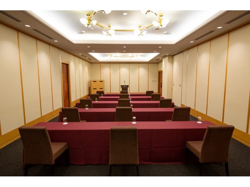 ■オリオン＆カシオペア
　正餐：30名
　立食：40名
　スクール：36名
　シアター：72名
■移動式スクリーンプロジェクター完備
■各種会議、セミナー、研修、展示会など
　少人数でのご利用に最適です
■2分割でのご利用も可能です
