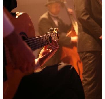 【ミュージシャンの手配も可能】
大切なひとときを格上げする生演奏は専属のプランナーが手配可能。詳しくは専属のプランナーにお問い合わせくださいませ。