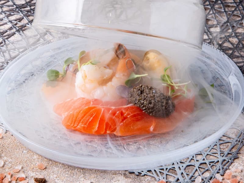 魚介の前菜3種盛り合わせは、瞬間的に燻して薫り高く仕上げている