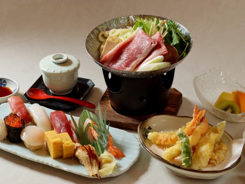 温もり広がる鍋を主役に、多彩な逸品が彩る和食御膳。心和む特別な食卓を演出します