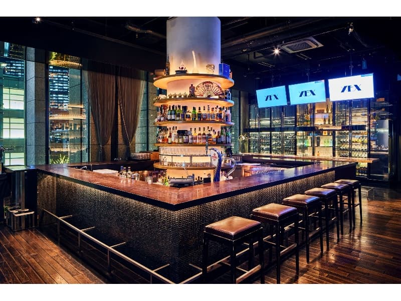 The BAR　
着席:90名　立食:180名
カウンターには追加の4面モニターも