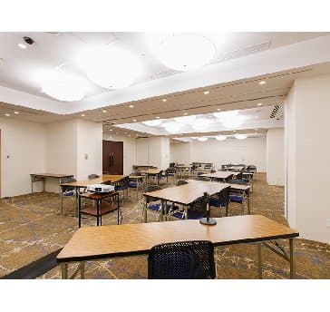 最大シアター型で１１０名収容可能です。

お客様の用途に合わせてレイアウトさせていただきます。

「会議・研修・セミナー・展示会・パーティー等」様々なニーズに合わせてご利用いただけます。