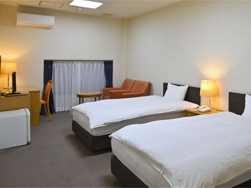 ツインルーム
広々としたお部屋でお寛ぎいただけます。
エクストラベッドで3名様まで宿泊できます。