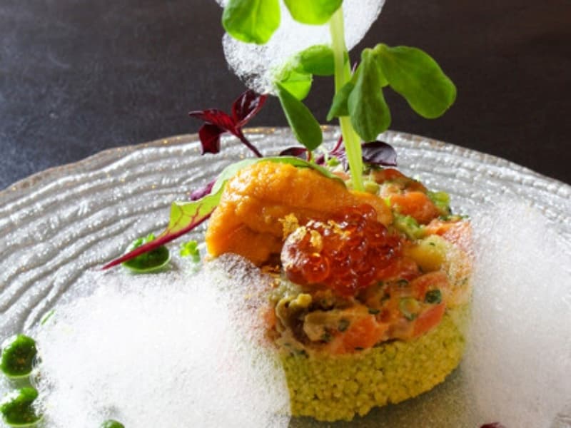 海の幸と旬野菜を繊細に盛り付けた、シェフこだわりの前菜。