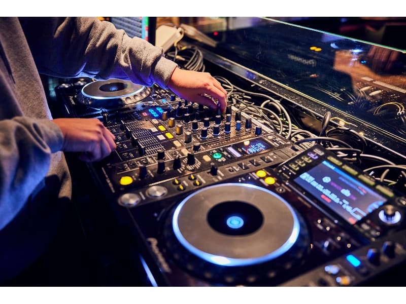 The BAR　
DJブースも完備
