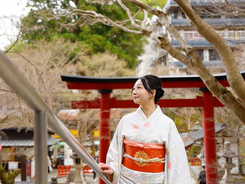 【談山神社】大鳥居：奥に見える青色の建物は多武峰観光ホテル本館（徒歩20秒）