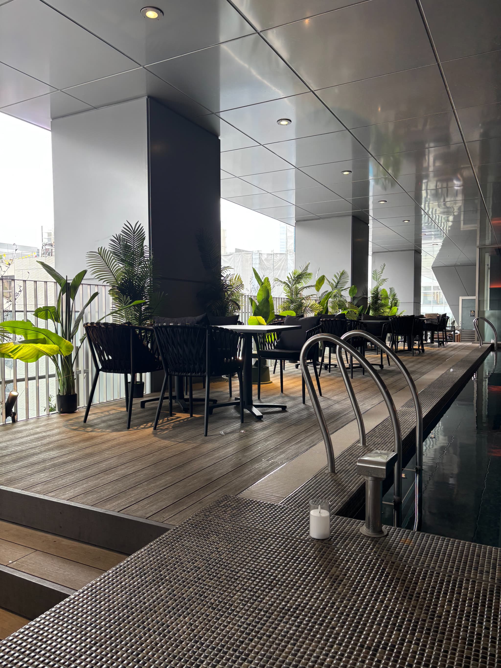 昼のテーブル席_X PLACE water terrace<歌舞伎町タワー5階>