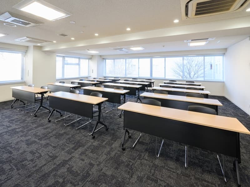 C会議室(182㎡)スクール/30名
角部屋なので明るく風通しも良いので開放的なお部屋です。