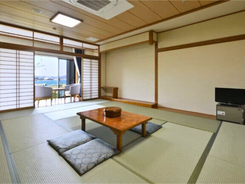 15畳和室
ゆったりお寛ぎになっても充分な広さが好評いただいております。